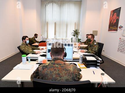 Wuppertal, Allemagne. 15 octobre 2020. Les soldats de la Bundeswehr sont assis à l'hôtel de ville dans le standard téléphonique spécialement installé du département de santé publique. Les soldats appuient le Bureau de la santé dans la recherche de contacts personnels avec des patients corona diagnostiqués positivement. Credit: Roberto Pfeil/dpa/Alay Live News Banque D'Images