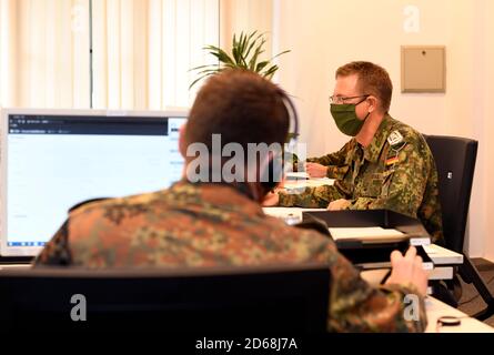 Wuppertal, Allemagne. 15 octobre 2020. Les soldats de la Bundeswehr portant des masques sont assis à l'hôtel de ville du standard téléphonique spécialement installé du département de santé. Les soldats appuient le Bureau de la santé dans le suivi des contacts personnels avec des patients corona diagnostiqués positivement. Credit: Roberto Pfeil/dpa/Alay Live News Banque D'Images