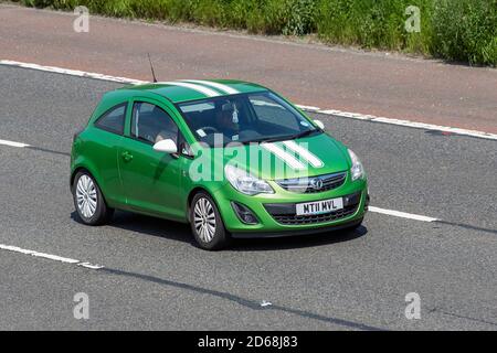 2011 vert Vauxhall Corsa Excite AC ; circulation automobile, véhicules en mouvement, voitures, véhicule roulant sur les routes britanniques, moteurs, conduite sur l'autoroute M6 réseau routier britannique. Banque D'Images