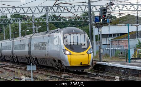 Train de 390 114 passagers Pendolino à la gare de Carlisle Banque D'Images