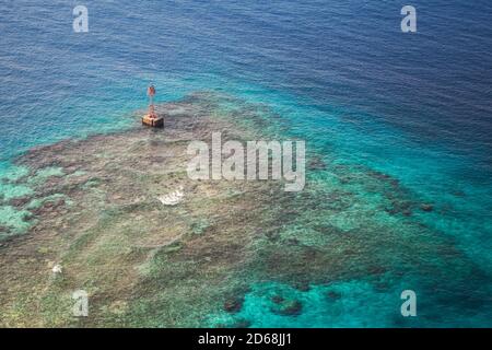 Balise rouge, tour encadrée avec une marque triangulaire supérieure se dresse dans l'eau du golfe Persique, Arabie Saoudite Banque D'Images