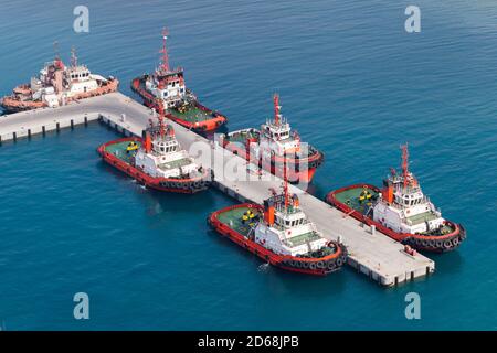 Flotte de remorqueurs amarrés dans un port. Vue aérienne Banque D'Images