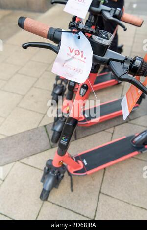 Cambridge, Royaume-Uni. 15 octobre 2020. Les scooters électriques partagés VOI lancent un essai à Cambridge City au Royaume-Uni. Cambridge est déjà bien connu pour sa grande utilisation des vélos et maintenant, il sera possible de louer des scooters. Conçu comme un moyen de transport écologique pour les villes, il est testé dans divers endroits du Royaume-Uni. Crédit : Julian Eales/Alay Live News Banque D'Images