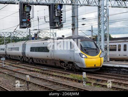 Train de 390 114 passagers Pendolino à la gare de Carlisle Banque D'Images