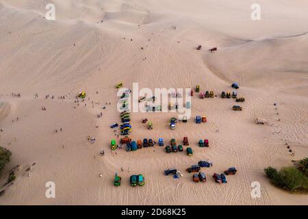 Photographie aérienne de buggies dans le désert de Huacachina. Banque D'Images