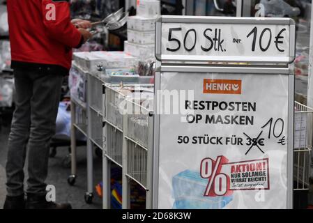 Wuppertal, Allemagne. 15 octobre 2020. Un marché résiduel dans la zone piétonne offre une protection de la bouche et du nez à un prix spécial. En raison de l'augmentation du nombre d'infections, certaines villes ont rendu les masques plus obligatoires. Credit: Roberto Pfeil/dpa/Alay Live News Banque D'Images