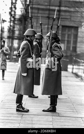 Changement de la garde à la Neue Wache à l'est Berlin Banque D'Images