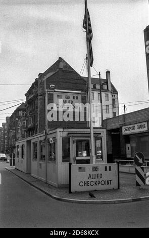 Checkpoint Charlie à Berlin (1984) Banque D'Images