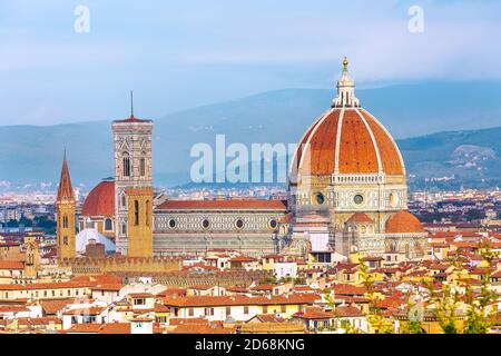 Vue aérienne de bâtiments médiévaux historiques avec Duomo Santa Maria del Fiore Dome dans la vieille ville de Florence, Italie Banque D'Images