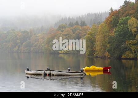 Couleurs d'automne sur les arbres et les bateaux à rames du Loch Faskally à Pitlochry, en Écosse, au Royaume-Uni Banque D'Images