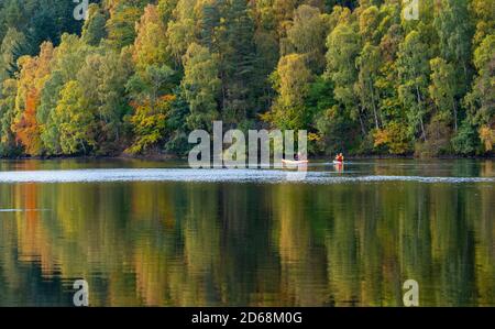 Couleurs d'automne sur les arbres et membre du public dans les kayaks sur le Loch Faskally à Pitlochry, Écosse, Royaume-Uni Banque D'Images