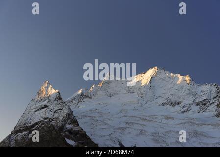 Sommet de montagne avec une crête à Dombai au lever du soleil avec ciel bleu. Banque D'Images