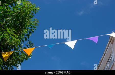 Triangle coloré bunting drapeaux de différentes couleurs comme concep festival Banque D'Images