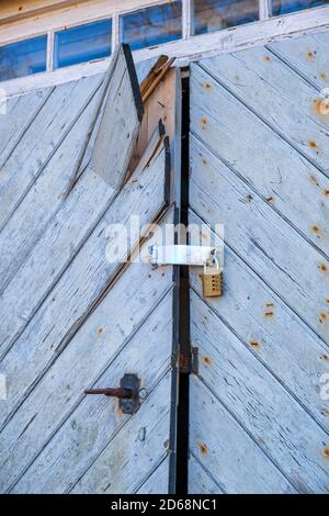 Cambriolage d'une ancienne porte en bois avec un cadenas Banque D'Images