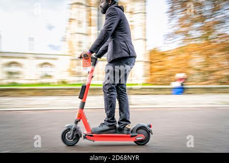 Cambridge, Royaume-Uni. 15 octobre 2020. Les scooters électriques partagés VOI lancent un essai à Cambridge City au Royaume-Uni. Cambridge est déjà bien connu pour sa grande utilisation des vélos et maintenant, il sera possible de louer des scooters. Conçu comme un moyen de transport écologique pour les villes, il est testé dans divers endroits du Royaume-Uni. Crédit : Julian Eales/Alay Live News Banque D'Images