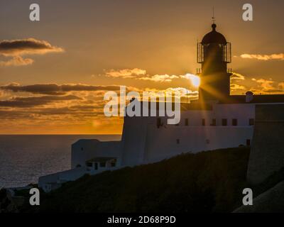 Cabo de Sao Vincente (Cap Saint Vincent) avec son phare sur la côte rocheuse de l'Algarve au Portugal. Europe, Europe du Sud, Portugal, mars Banque D'Images