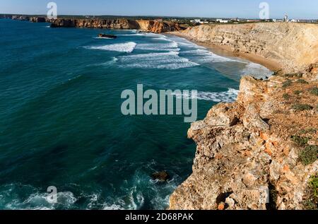 Praia do Tonel, une plage près de Sagres. La côte de l'Algarve au printemps, Sagres en arrière-plan. Europe, Europe du Sud, Portugal, mars Banque D'Images