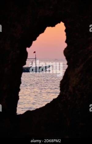 Boracay, Philippines - 27 janvier 2020 : coucher de soleil sur l'île de Boracay. Voile et autres bateaux traditionnels avec des touristes sur la mer sur le fond de Banque D'Images