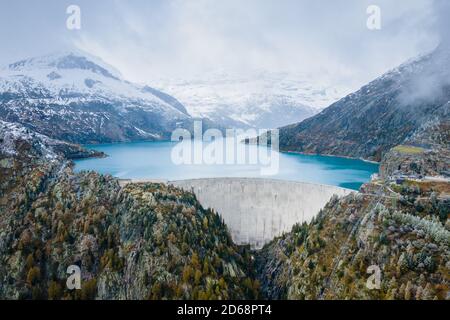 L'hydroélectricité produite à partir d'un barrage voûte et d'un lac réservoir dans la neige couvrait les montagnes des Alpes suisses pour produire de l'énergie renouvelable, de l'hydroélectricité durable, Banque D'Images