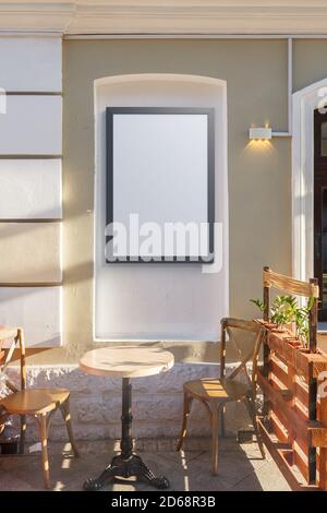 Maquette d'affiche vierge sur le mur du café. Banque D'Images