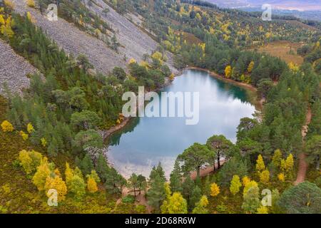 Vue aérienne d'automne d'une Uaine de Lochan (Loch vert) en raison de la couleur verte frappante de son eau dans le parc national de Cairngorms, Écosse, Royaume-Uni Banque D'Images