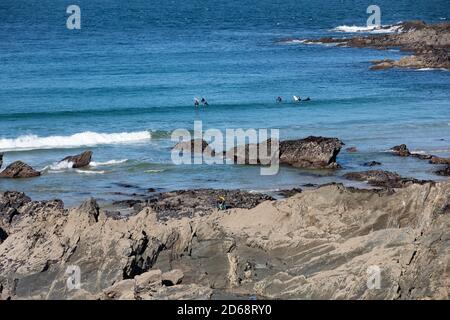 Newquay, Cornwall, le 15 octobre 2020, soleil glorieux à Fistral Beach, à marée basse à Newquay, Cornouailles. Les gens marchaient sur la plage de sable ou sur le paddle-board. Crédit : Keith Larby/Alay Live News Banque D'Images