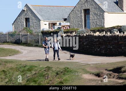 Newquay, Cornwall, le 15 octobre 2020, soleil glorieux à Fistral Beach, à marée basse à Newquay, Cornouailles. Les gens marchaient sur la plage de sable ou sur le paddle-board. Crédit : Keith Larby/Alay Live News Banque D'Images