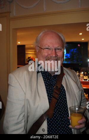 L'acteur anglais Colin Baker, à l'occasion du dévoilement d'une plaque bleue, commémorant Jon Pertwee, New Wimbledon Theatre 2016, connu pour le Docteur Who Dr Who the Brothers Banque D'Images