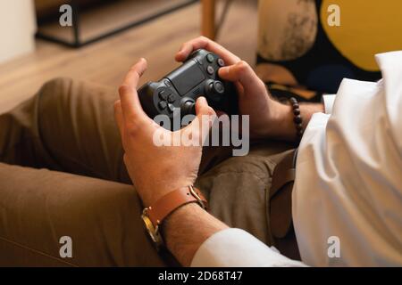 Contrôleur de console de jeux vidéo entre les mains des joueurs, gros plan. Vue latérale Banque D'Images