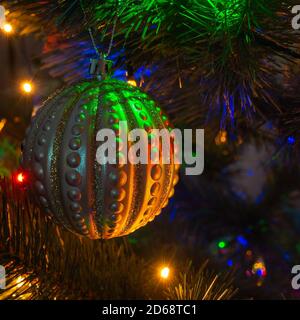 Vue sur la place de l'arbre de Noël avec boule de noël dorée. Carte du nouvel an, sélection Banque D'Images