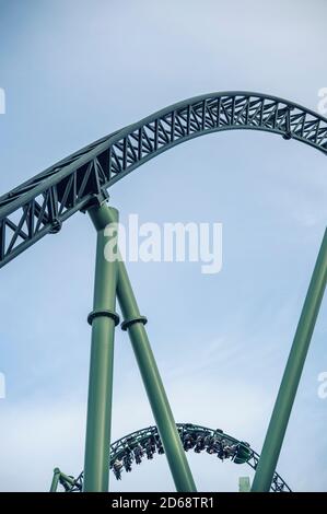 Les personnes bénéficiant d'un trajet sur une montagne russe au parc d'attractions Liseberg dans le centre de Göteborg, Suède Banque D'Images