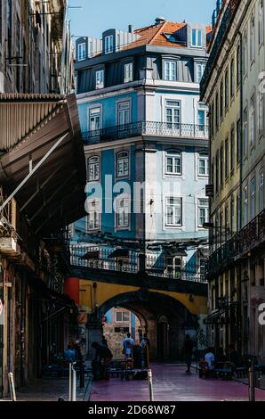 Célèbre rue piétonne Rose de Rua Nova do Carvalho dans la zone Cais do Sodre de Lisbonne, Portugal Banque D'Images