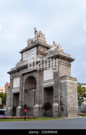 Vue sur le monument de la Puerta de Toledo, porte de Tolède, dans le centre de Madrid Banque D'Images