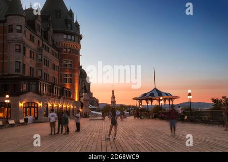 Québec, Canada. 7 juillet 2019. Le château historique frontenac s'illumine la nuit alors que le soleil se couche dans la vieille ville de québec au Canada. Banque D'Images