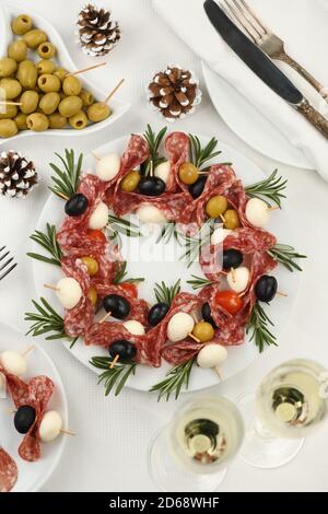 Couronne de Noël - antipasto. Canapés salami aux olives, mozzarella de bébé. Banque D'Images