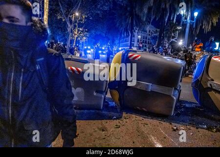 Barcelone, Espagne. 14 octobre 2020. Une barricade formée de conteneurs d'ordures est vue dans Paseo de Colón.Supporters pour l'indépendance de la Catalogne manifestée devant le poste de police nationale espagnol dans la via Laietana et à travers les rues de Barcelone pour commémorer le premier anniversaire de la peine de prison pour les leaders de l'indépendance catalane. La manifestation s'est terminée par des accusations de police alors que les manifestants tentaient de mettre en place des barricades. Crédit : SOPA Images Limited/Alamy Live News Banque D'Images