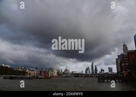 Southbank , Londres, Royaume-Uni. 15 octobre 2020. Météo au Royaume-Uni : des nuages sombres s'inroulent au-dessus de la Tamise et de la cathédrale Saint-Paul. Crédit photo: Paul Lawrenson-PAL Media/Alay Live News Banque D'Images