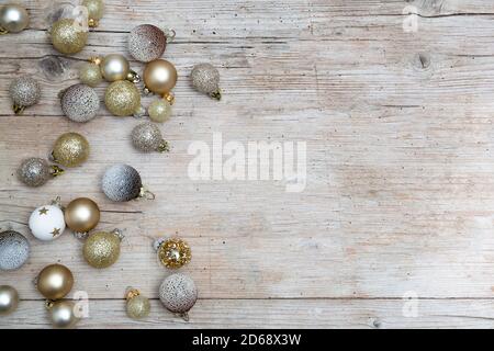Bannière de Noël avec ornements de noël sur fond de bois Banque D'Images