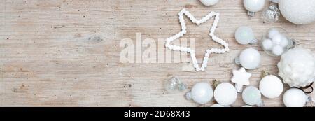 Bannière de Noël avec ornements de noël sur fond de bois Banque D'Images