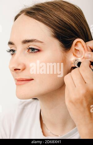 Bouchons d'oreilles moulés personnellement. Processus de fabrication des bouchons d'oreille à partir d'une impression d'oreille d'une femme. Audiologie. Partie de l'ensemble Banque D'Images