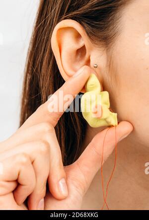 Bouchons d'oreilles moulés personnellement. Processus de fabrication des bouchons d'oreille à partir d'une impression d'oreille d'une femme. Audiologie. Partie de l'ensemble Banque D'Images