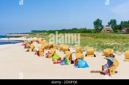 Plage de la Mer Baltique avec un Strandkoerben (chaises de plage). Sur la péninsule de Wustrow Fischland. L'Europe, l'Allemagne, l'West-Pomerania, juin Banque D'Images