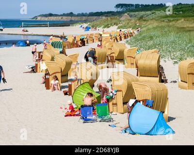 Plage de la Mer Baltique avec un Strandkoerben (chaises de plage). Sur la péninsule de Wustrow Fischland. L'Europe, l'Allemagne, l'West-Pomerania, juin Banque D'Images