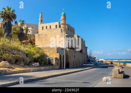 Tel Aviv Yafo, Gush Dan / Israël - 2017/10/11: La Mosquée de la mer - Al-Bahr - à Retzif HaAliya HaShniya rue sur la côte méditerranéenne dans la vieille ville Banque D'Images