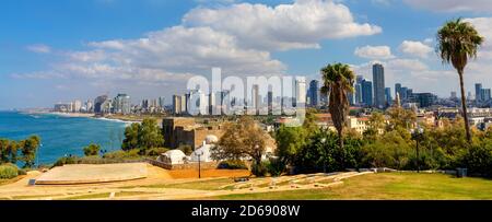 Tel Aviv Yafo, Gush Dan / Israël - 2017/10/11: Vue panoramique du centre-ville de tel Aviv sur la côte méditerranéenne et le quartier des affaires vu de la vieille ville Banque D'Images