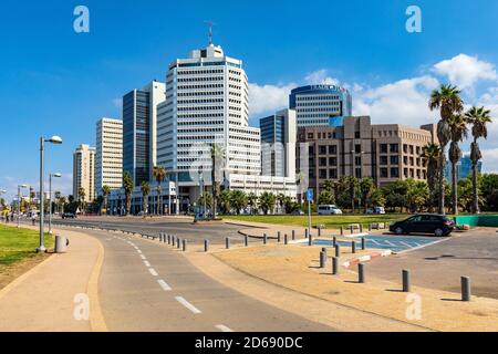 Tel Aviv Yafo, Gush Dan / Israël - 2017/10/11: Panorama du centre-ville de tel Aviv sur la côte méditerranéenne avec quartier des affaires le long de la promenade de tel Aviv Banque D'Images