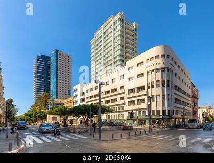 Tel Aviv Yafo, Gush Dan / Israël - 2017/10/11: Vue panoramique du quartier des cheveux du centre-ville de Lev avec le Monument des fondateurs et la fontaine à Sderot Rothschild Banque D'Images