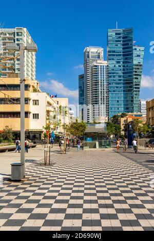 Tel Aviv Yafo, Gush Dan / Israël - 2017/10/11: Vue panoramique du centre ville de Lev Hair quartier avec Sderot Rothschild boulevard, Azrieli Sarona Banque D'Images