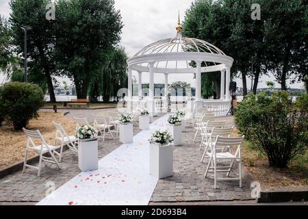 Arcades de mariage avec fleurs disposées dans le parc pour une cérémonie de mariage le jour du mariage Banque D'Images