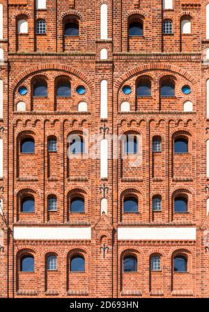 Anciens entrepôts dans l'architecture traditionnelle en pierre de brique dans le port, construit au début du XXe siècle. La ville hanséatique Stralsund. Le Banque D'Images